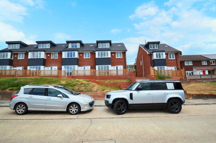 5 Bedroom Town House To Rent In Poplar Road, Rochester, ME2