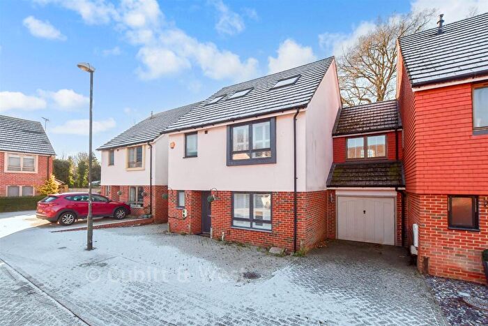 5 Bedroom Detached House For Sale In Pinova Close, Crawley, West Sussex, RH11