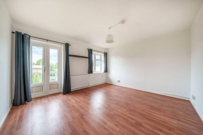 2 Bedroom Flat To Rent In Pinner Grove, Pinner, HA5