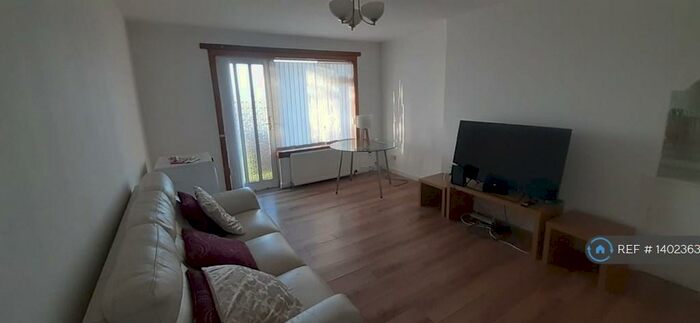 2 Bedroom Flat To Rent In Chisholm Place, Grangemouth, FK3