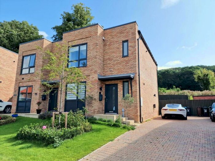 3 Bedroom Semi-Detached House For Sale In Beatrice Webb Lane, Standish, Stonehouse, GL10