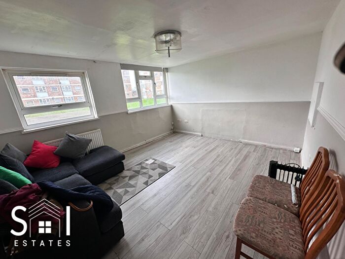 2 Bedroom Flat To Rent In Gallery Gardens, Northolt, UB5