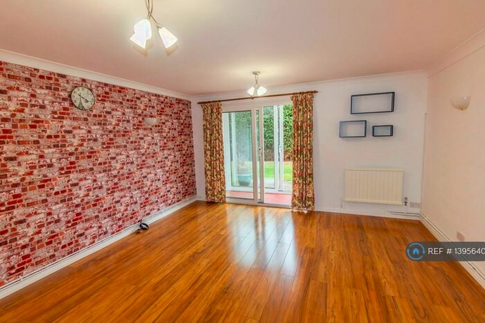 2 Bedroom Flat To Rent In Battys Barn Close, Wokingham, RG40