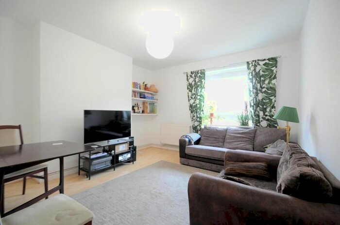 3 Bedroom Flat To Rent In Peckham Road, London, SE5