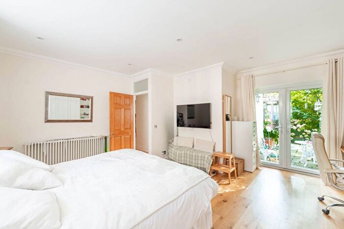 5 Bedroom Semi-Detached House For Sale In College Close, Harrow Weald, Harrow, HA3