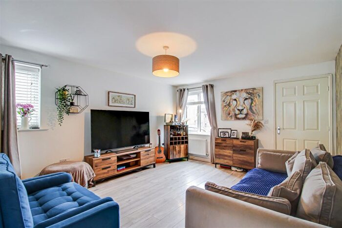 2 Bedroom Semi-detached House For Sale In Wedgewood Way, Knottingley, WF11