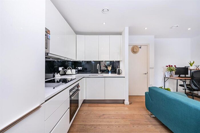 2 Bedroom Flat To Rent In Trematon Building, Trematon Walk, London, N1