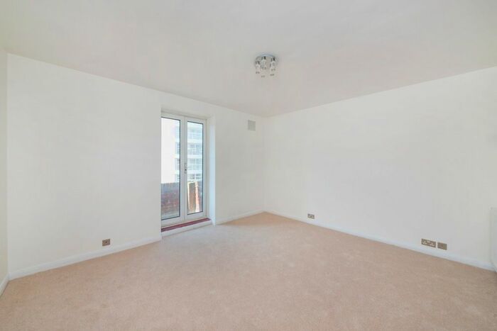 2 Bedroom Flat To Rent In Millbrooke Court, Keswick Road, Putney, SW15