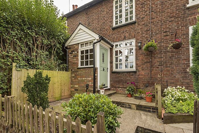 2 Bedroom Terraced House For Sale In Station Road, Harpenden, AL5
