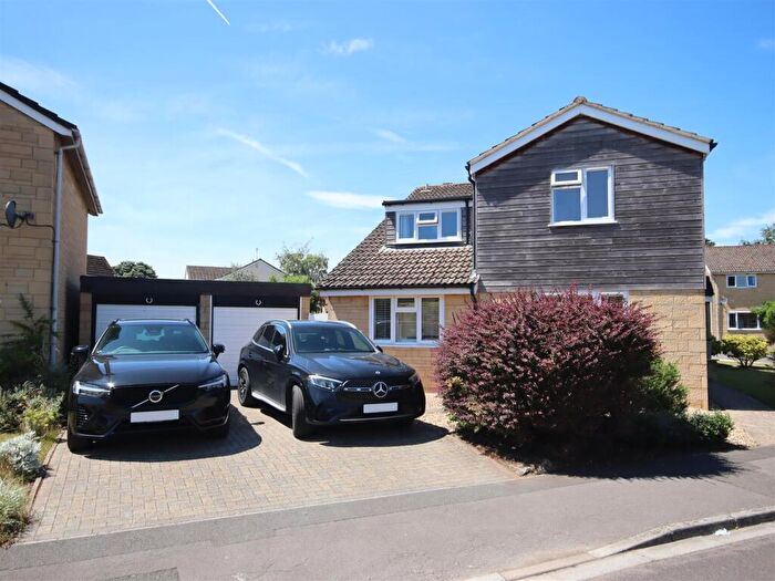 4 Bedroom Detached House For Sale In Lansdowne Crescent, Derry Hill, SN11