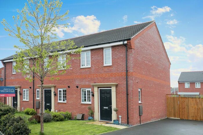 2 Bedroom End Of Terrace House For Sale In Brading Close, Stratford-upon-Avon, Warwickshire, CV37