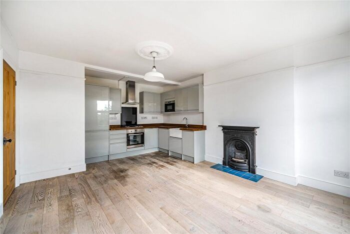2 Bedroom Apartment For Sale In Manor Road, London, E10