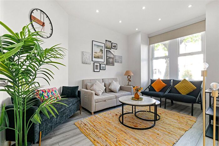 2 Bedroom Flat For Sale In Idlecombe Road, London, SW17