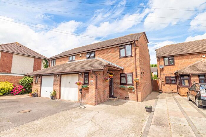 3 Bedroom Semi Detached House For Sale In Broad Oak, Slough, SL2