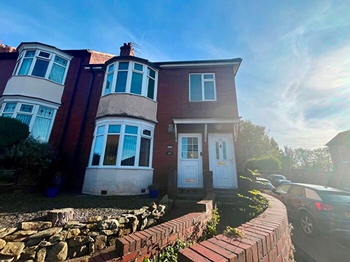 3 Bedroom Flat To Rent In Kells Lane, Low Fell, Gateshead, NE9