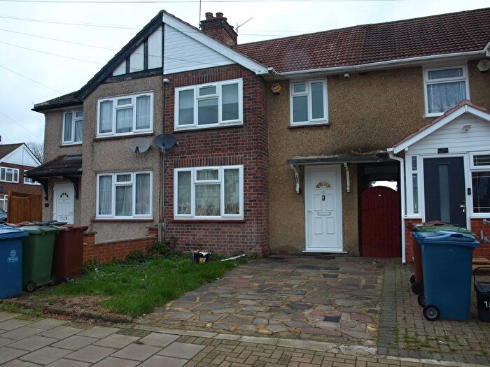 3 Bedroom Semi-Detached House To Rent In Harrow Weald, HA3
