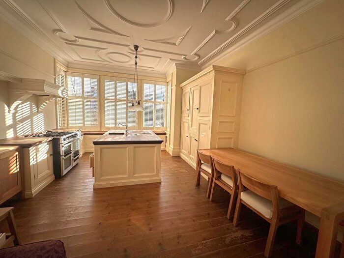 2 Bedroom Flat For Sale In Leeds Road, Harrogate, HG2