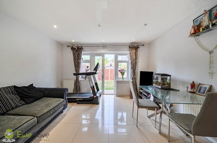 3 Bedroom Semi Detached House For Sale In Collingwood Road, Sutton, Surrey, SM1