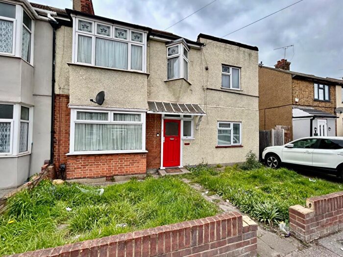2 Bedroom Flat For Sale In Dagenham Road, Romford, RM7
