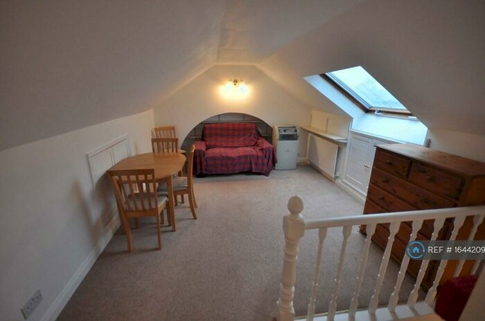 1 Bedroom Flat To Rent In New Haw Road, Addlestone, KT15