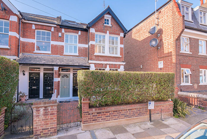 3 Bedroom Flat To Rent In Ashleigh Road, SW14