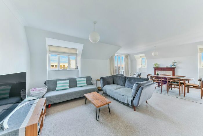 3 Bedroom Flat To Rent In Darlaston Road, London SW19