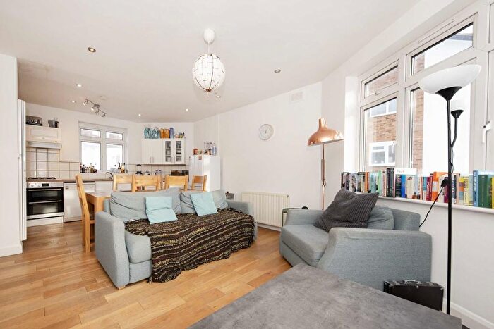 4 Bedroom Flat To Rent In Crescent Lane, London, SW4