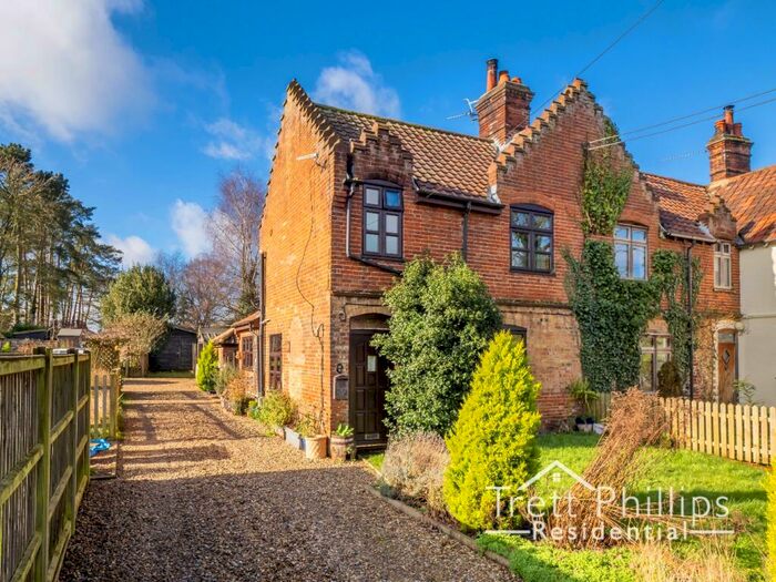 2 Bedroom End Of Terrace House For Sale In Oaks Lane, Postwick, Norfolk, NR13