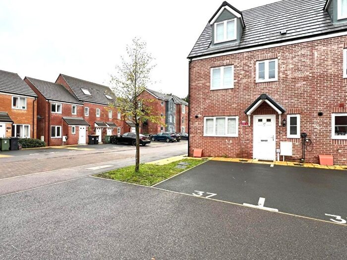 4 Bedroom End Of Terrace House For Sale In Fauna Field, Dunstable, Bedfordshire, LU5