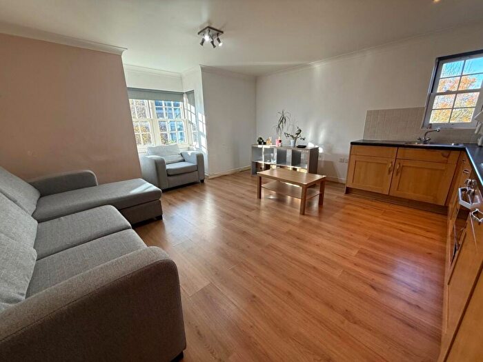2 Bedroom Flat To Rent In Blackwell Close, Winchmore Hill, N21