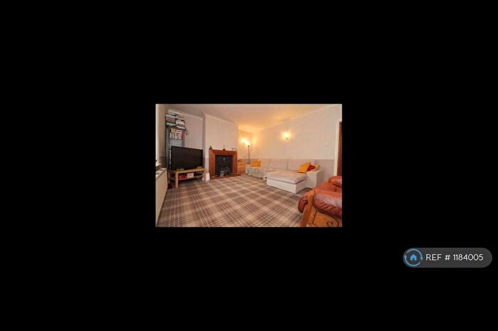 2 Bedroom Flat To Rent In Low Lane, Leeds, LS18