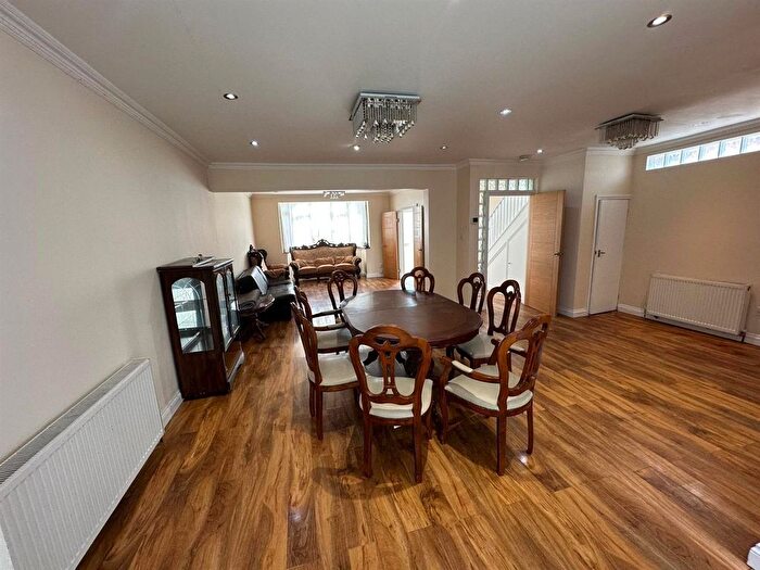 5 Bedroom Semi-Detached House To Rent In Cairnfield Avenue, London, NW2