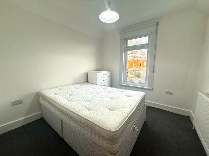 2 Bedroom Flat To Rent In Ash Grove, NW2