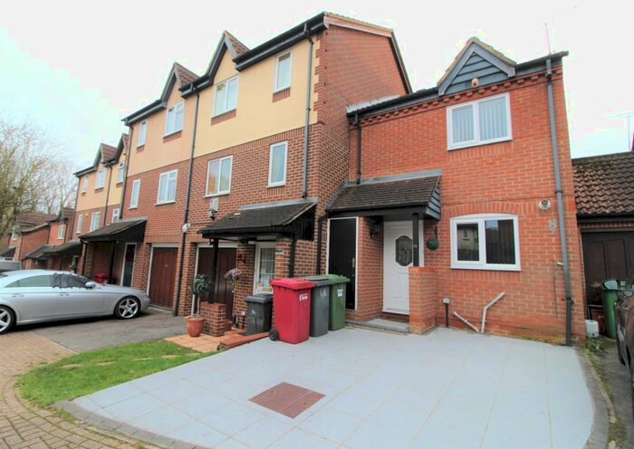 2 Bedroom Terraced House To Rent In Littlebrook Avenue, Slough SL2