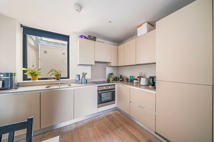2 Bedroom Flat To Rent In Clifton Terrace, London, N4