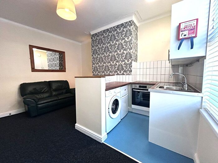 1 Bedroom Flat To Rent In Woodview Terrace, Leeds, West Yorkshire, LS11