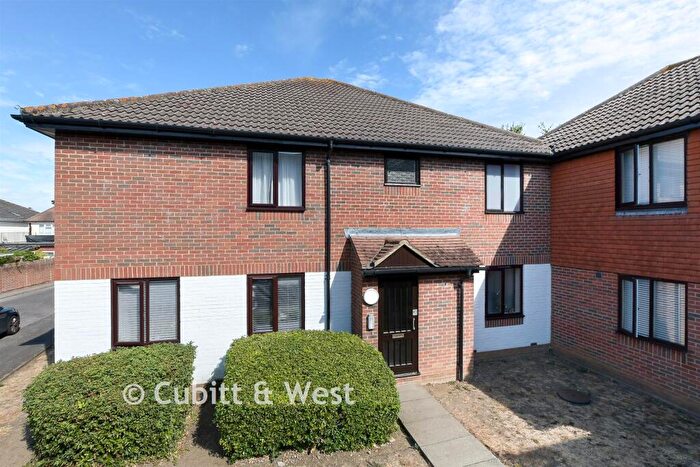 2 Bedroom Flat For Sale In Chelsea Gardens, Sutton, Surrey, SM3
