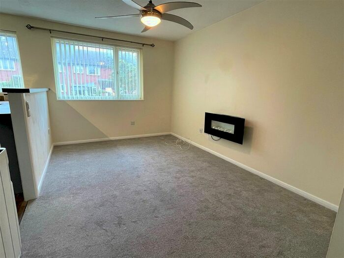 1 Bedroom Flat To Rent In Wardleworth Way, Wellington, TA21