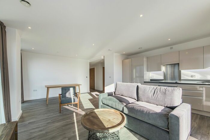 3 Bedroom Flat To Rent In Sutton Court Road, Sutton, SM1