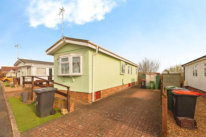 2 Bedroom Park Home For Sale In The Vyne, Weston Avenue, Leighton Buzzard, LU7