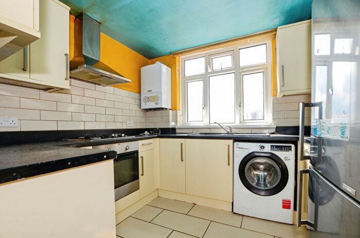 2 Bedroom Flat For Sale In Canberra Drive, Northolt, UB5