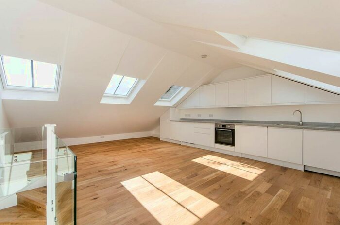 3 Bedroom Flat To Rent In Old Brompton Road, South Kensington, London, SW5