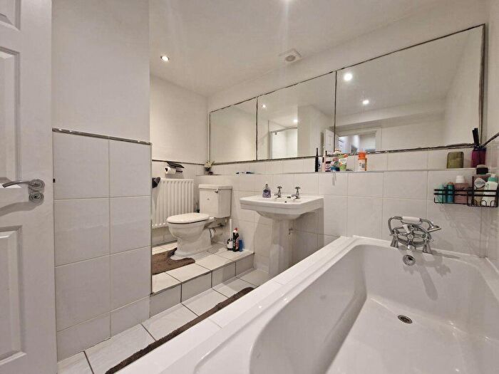 2 Bedroom Apartment To Rent In Chigwell, IG8