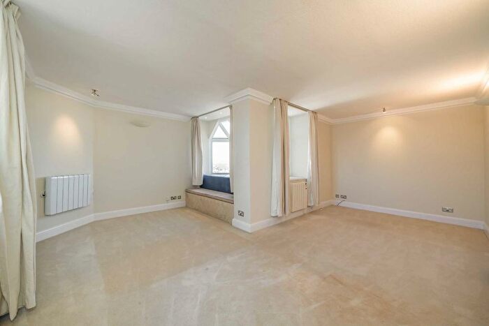 3 Bedroom Flat To Rent In Kings Road, London, SW3