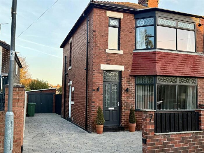 2 Bedroom Semi-Detached House For Sale In John O'Gaunts Walk, Rothwell, Leeds, LS26