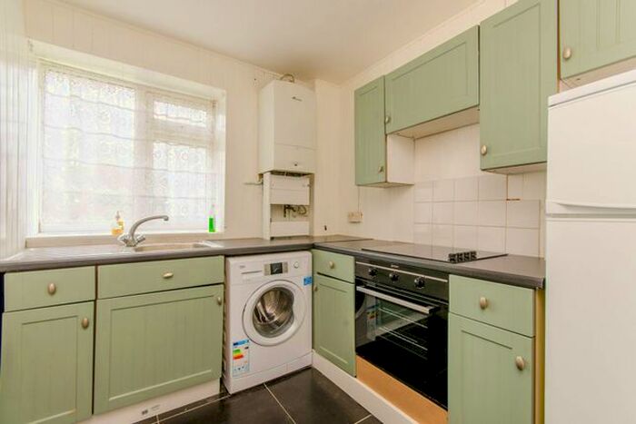 2 Bedroom Flat To Rent In Burton House, Bermondsey, London, SE16