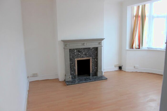 3 Bedroom Semi-Detached House To Rent In Station Road, Langley, SL3