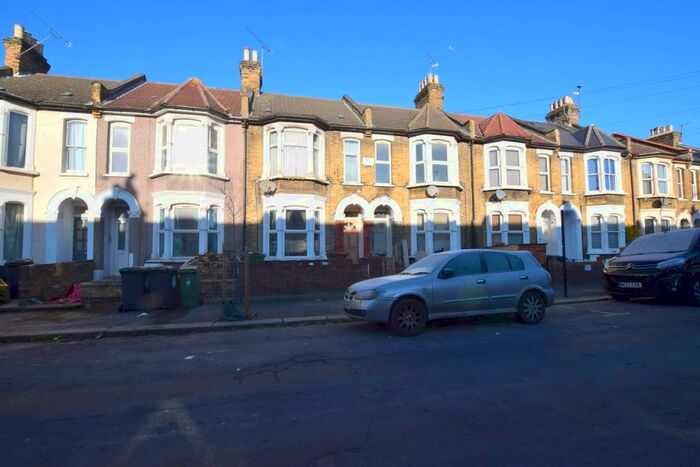1 Bedroom Flat To Rent In Millais Road, Leytonstone, E11
