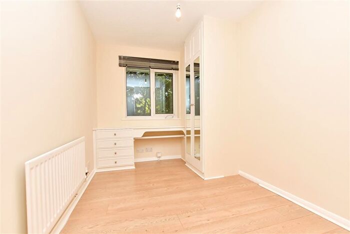 2 Bedroom Flat For Sale In Court Bushes Road, Whyteleafe, Surrey, CR3