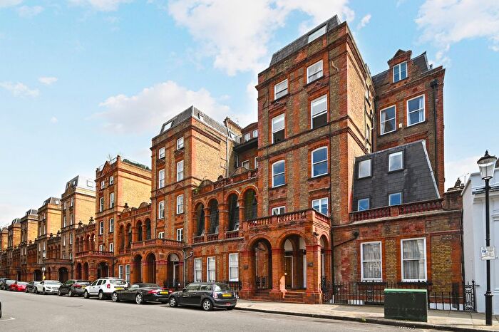 3 Bedroom Flat For Sale In Courtfield Road, London, SW7